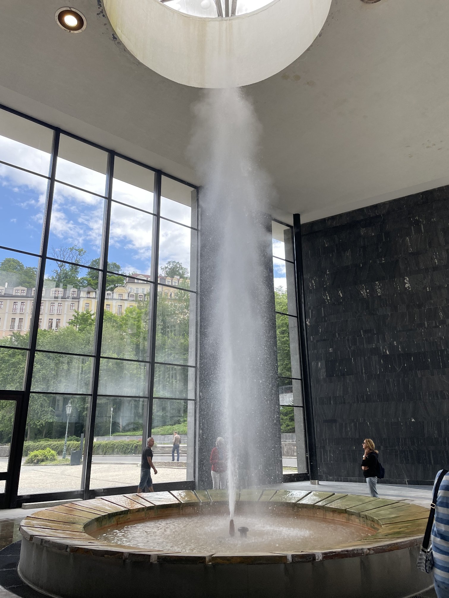 Poznali jsme vývoj chemismu vod v centru vývěrové zóny karlovarské zřídelní struktury závislosti na hloubce